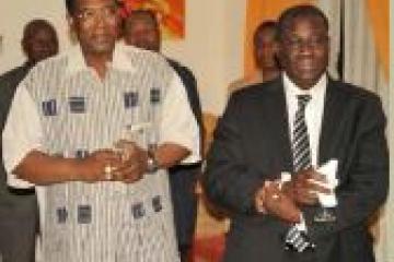 01 Dr. Bokar Touré (chemise claire) aux côtés du Pr. Adama Traoré, Ministre de la santé