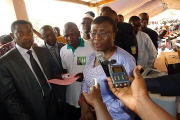 01 Le Ministre de la Santé explique à la Presse, l’importance de l’affiliation au RAMU à Nikki, le 24 avril 2012