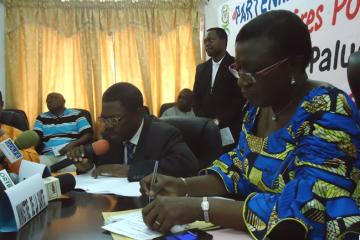 Le Ministre de la Santé écoute l’intervention de M. Basile AYA, Représentant du Préfet des départements de l’Atlantique/Littoral