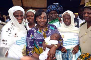 Madame la Ministre (avec le bébé) a donné un message fort aux populations de Tiassalé pour se prémunir contre le paludisme