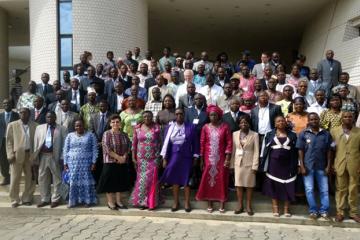 01 Photo de famille des officiels avec les participants a l ouverture des travaux, le mardi 19 juin 2012 au palais des congrès a Cotonou