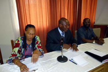 Une vue complète des officiels avec de gauche à droite: le Prof. Oumou BAH SOW, le Dr Akpa R. GBARY et le Dr Edgard Marius OUENDO