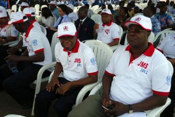 Une vue partielle des officiels présents le 1er décembre 2012 au stade de l’Amitié. Au 1er plan les docteurs Télesphore HOUANSOU et José BIEY de l’OMS/Bénin