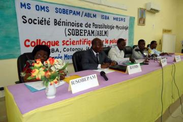 Une vue du présidium avec de gauche à droite, Dr Sylvie ADOTE (SOBEPAM), Dr Akpa R. GBARY (OMS/Bénin), Prof. François ABIOLA (MESRS), Prof. Dorothée A. KINDE GAZARD (MS) et Prof. Benjamin FAYOMI (D/ISBA)