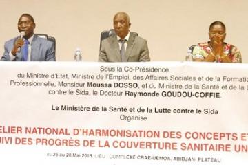 Le Directeur de cabinet du Ministre de la santé (au centre), a ouvert l'atelier en présence du Représentant de l'OMS (à sa droite)