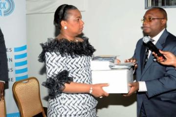 La Première Dame de la RDC, Mme Olive Lembe Kabila recevant symboliquement des médicaments antipaludéens de la part du Ministre de la Santé Publique lors du lancement officiel à Kinshasa de la campagne de sensibilisation sur l’Initiative: Faire reculer le Paludisme et l’élimination de la transmission du VIH de la Mère à l’Enfant