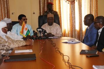 Le ministre de la santé publique au centre avec à sa droite le ministre en charge de lélevage et à sa gauche le représentant de lOMS au Niger