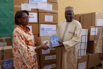 La Directrice Régionale de l’OMS pour l’Afrique, Dr Matshidiso Moeti, remettant symboliquement un lot de médicaments au Ministre de la Santé Publique du Niger