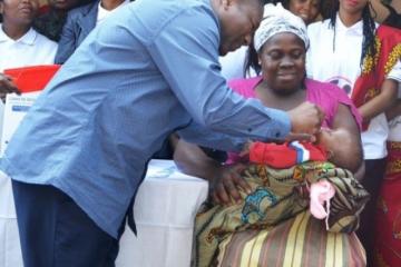Chefe de Estado, durante a cerimónia de lançamento, administrando a vacina contra o Rotavírus à Beatriz Manjate de 2 meses de idade