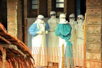 Le Ministre de la Santé, le Représentant de l’OMS et la Ministre provinciale de la Santé en tenue de protection avant leur entrée dans le centre d’isolement des malades d’Ebola mis en place par MSF à Isiro, Chef-lieu du Haut-Uélé