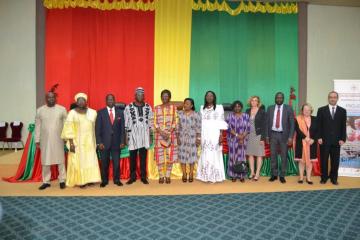 Les officiels réunis autour de la Première Dame pour le lancement du programme au Burkina