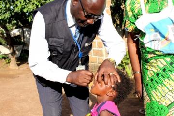 Une fillette congolaise recevant son vaccin lors des journées nationales de vaccination (JNV) polio organisées en RDC avec l’appui technique et financier des partenaires du Gouvernement.