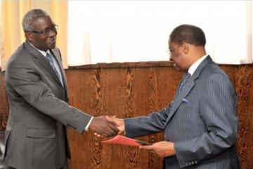 Le Dr Léodégal Bazira (à gauche) et M. Alexis Thambwe Mwamba (à droite) au Cabinet du Ministre des Affaires étrangères