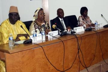 Le Ministre de la Santé et de l’Action sociale procédant au lancement officiel des CNSAS. A sa gauche, le Président du Comité de pilotage des CNSAS et le Représentant de l’OMS au Sénégal. A sa droite, le Président de l’UAEL