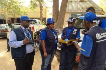 De gauche à droite le Responsable malaria à l’OMS, la Coordinatrice du sous-bureau de l’OMS à Maroua, Le Représentant de l’OMS et les membres de l’équipe du sous-bureau Maroua