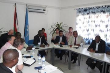Mr le Ministre de la Santé Publique avec à droite les Repré- sentants de l’UNICEF et de l’OMS
