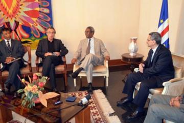 Da direita para a esquerda: O Chefe da Casa Civil da Presidência; Sua Excelência o Presidente da República; o Emissário do Grupo Nutrição; o Representante da FAO e o Representante da OMS