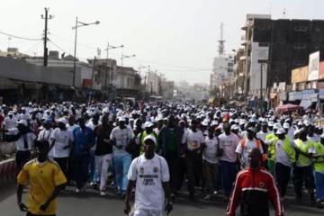 Tout le long des principales avenues de Dakar (ici sur l’Avenue Blaise Diagne), les randonneurs ont réclamé une ville sans fumée, que celle-ci provienne des voitures ou du tabac
