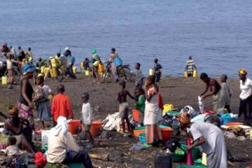 Des dizaines de déplacés puisant l’eau du Lac Kivu avec le risque d’attraper des maladies d’origine hydrique
