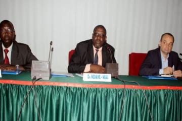 Au milieu, le Chef de la Division Surveillance et riposte du département de la Santé et de l’Action sociale ouvrant l’atelier au nom du Ministre. A sa gauche, le DPC du Bureau OMS pays représentant le Représentant de l’OMS. Adroite, le Directeur du Bureau régional de l’UNICEF pour l’Afrique de l’Ouest et du Centre