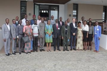 Photo de famille ayant regroupé tous les participants, les facilitateurs (HQ et AFRO) autour de Docteur Lucile Imboua, Représentant de l’OMS
