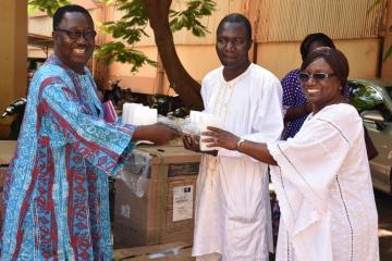 Remise symbolique par Dr Alimata J. DIARRA-NAMA, Représentant de l’OMS au Burkina Faso : la joie du donner et du recevoir