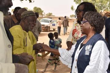 Le Ministre de la santé présente  le Representant de l’OMS au Burkina Faso au chef coutumier de Foubé( à gauche, boubou jaune)