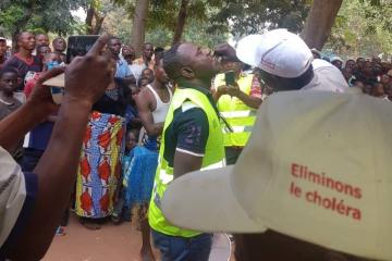 Un officiel recoit le vaccin oral contre le choléra à Tshilenge, juillet 2019