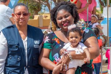 Orisa Brito com o seu bebé Lila e a DPC da OMS Cabo Verde, Carolina Leite