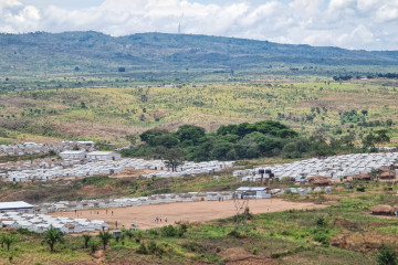 Dans la province du Tanganyika, dans le sud-est de la République démocratique du Congo (RDC), les conflits intercommunautaires et les attaques de groupes armés ont forcé plus de 360 850 personnes, soit environ 10 % de la population, à fuir leurs habitations. Ces personnes déplacées internes sont particulièrement exposées aux maladies à potentiel épidémique, dont la COVID-19.  Avec l'appui financier de l’Union européenne (UE), l’Organisation mondiale de la Santé (OMS) et ses partenaires se sont fortement imp