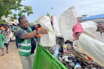 Plus 2 tonnes de déchets ramassées au quartier Zongo dans le cadre de la JME organisée par la  