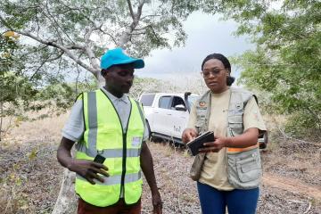 Anália and a community leader during the demarcation of an Enumeration Area for the InCRÓNICAS Survey in Vilankulos.