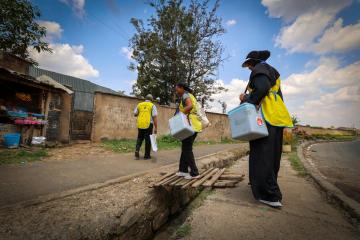 Community health promoters walk door to door to administer oral polio vaccinations in Kibera, Nairobi. © Genna Print From 15 Days to 72 Hours: Digital Payments Speed Up Pay for 120,000 Polio Workers in Kenya