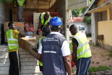 Déchargement des fournitures médicales de l’OMS destinées à l’installation d’une unité de traitement du choléra à proximité de l’hôpital de la Rive, dans la zone de santé de Binza Ozone, à l’ouest de Kinshasa. Cette initiative vise à renforcer la prise en charge des patients touchés par la maladie. – OMS/Joël Lumbala
