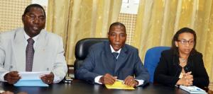 De gauche à droite: Dr Allarangar Yokouidé, Représentant de l’OMS en Côte d’Ivoire, Dr Assaolé N’dri David, représentant du Ministre ivoirien de la santé et de la lutte contre le sida, et Dr Patricia Ngoran—Yoboué, DC-PNN
