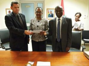 Autour de Mme Ginette Nzau-Muteta Représentante résidente de la BAD, le DG de l’OOAS Dr. Xavier Crespin (gauche) et le Coordonnateur de l’IST/WA Dr. Oladapo Walker (droite)