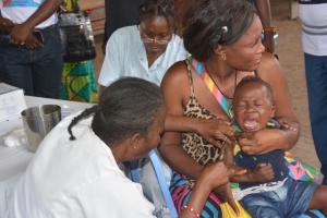 Un enfant d'une année et 6 mois recevant un vaccin contre la fièvre jaune dans un site de vaccination de la zone de santé de N'djili (Sud-est de Kinshasa) lors de la riposte d'urgence organisée du 26 mai au 4 juin 2016