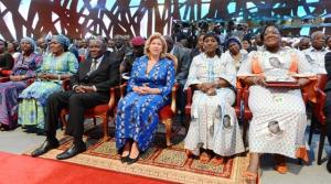 La premiere Dame Dominique Ouattara entouree par le Premier Ministre Duncan et la Ministre de la sante