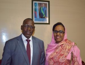 Dr DIARRA et Mme la Ministre posant sous la photo de Son Excellence AZALI Assoumani, Président de l’Union des Comores