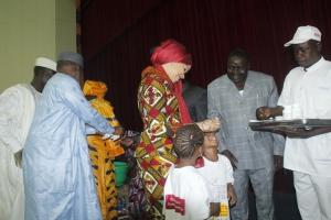 La première dams du Tchad vaccinant un enfant