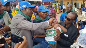 Le Conseiller du Système de santé OMS Guinée vaccinant un enfant