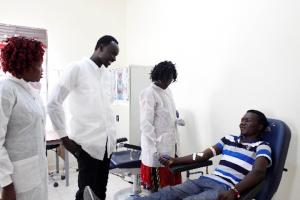 First-time donor Moses Alfons gives blood in Juba. WHO/ A. Câmpeanu