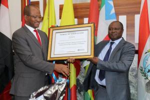 Dr Paul Mainuka handing over the award to Ethiopia’s House of People’s Representatives 