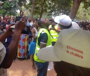 Un officiel recoit le vaccin oral contre le choléra à Tshilenge, juillet 2019