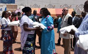 Le Ministre de la santé, Pr Léonie Claudine Lougué/ Sorgho( Robe bleue)  remet ici une MILDA à une femme et par la même occasion la sensibilise sur l’utilisation de la MILDA