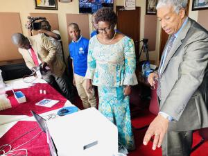 Dr Yonas explains to the Speaker of Parliament how the GeneXpert Machine is used