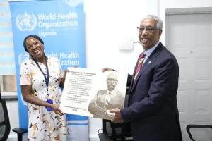 Dr. Yonas Tegegn Woldemariam receives a plaque from the HDP Chair