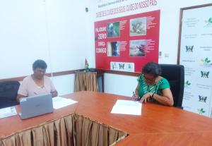 A Encarregada de Escritório da Organização Mundial da Saúde  em São Tomé e Príncipe, Dra. Claudina Cruz, ea  Ministra da Saúde dos Direitos da Mulher, Angela Costa