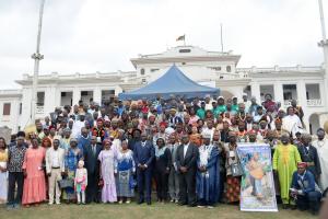 La grande famille des tradipraticiens en communion avec les politiques et le personnel de santé, le 31 août 2024, à l’esplanade du Musée national à Yaoundé.