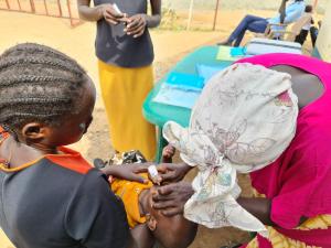 A health worker administers a polio vaccine to a child in Juba 